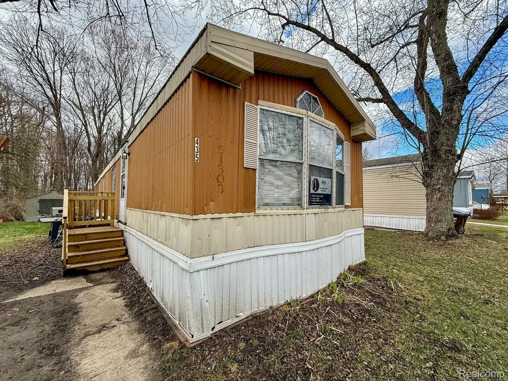 435 Rustic Lane S Sumpter Township MI 48111