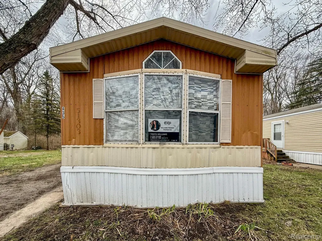 435 Rustic Lane S Sumpter Township MI 48111