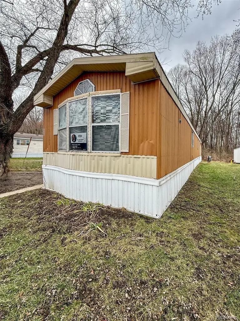 435 Rustic Lane S Sumpter Township MI 48111
