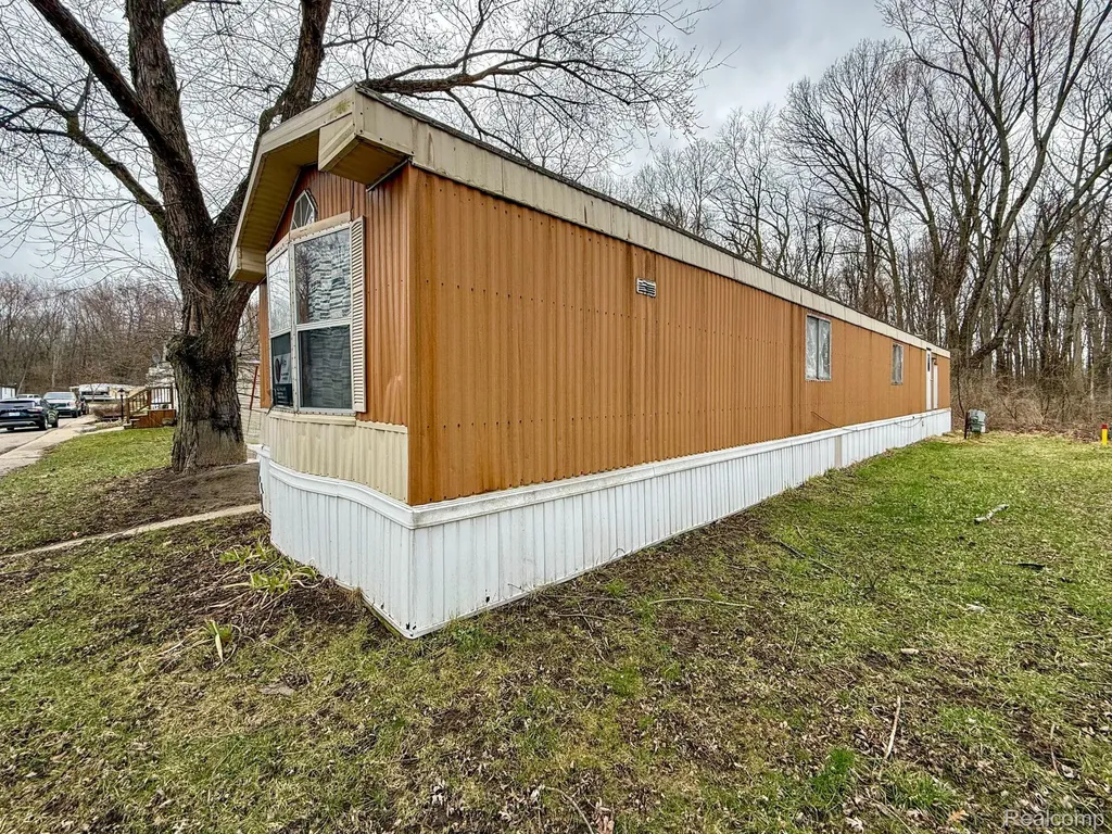 435 Rustic Lane S Sumpter Township MI 48111
