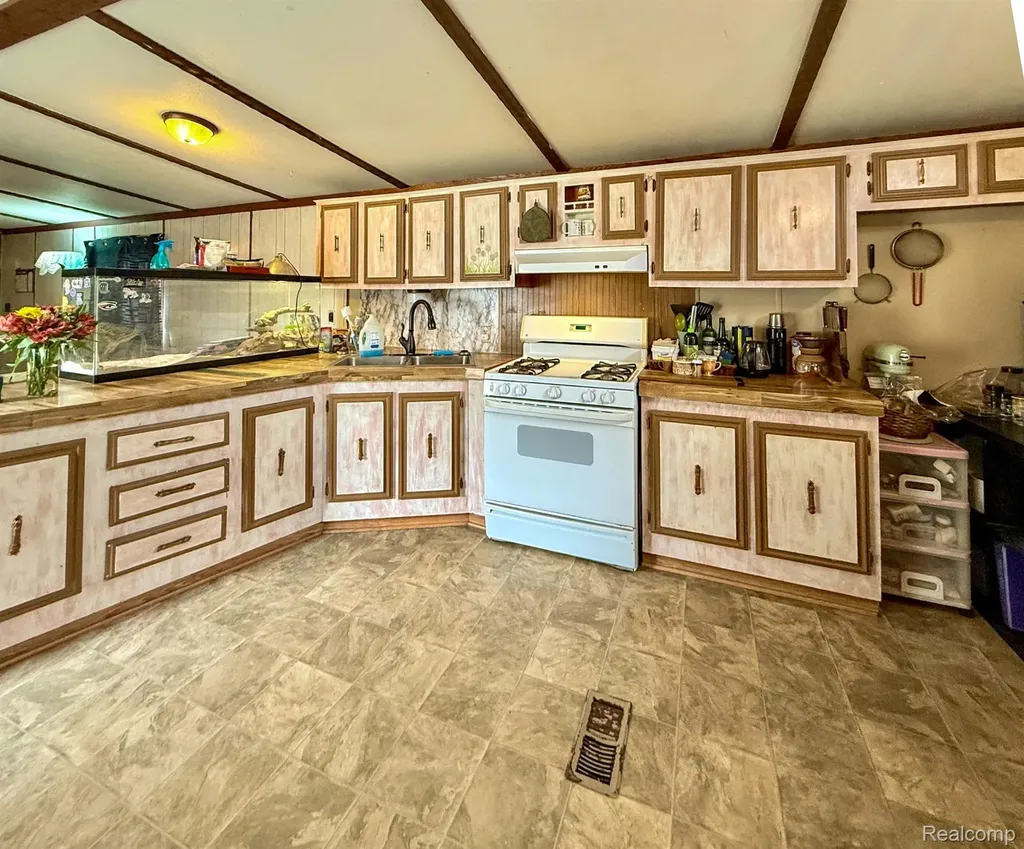 435 Rustic Lane S Sumpter Township MI 48111