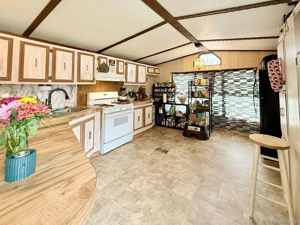 435 Rustic Lane S Sumpter Township MI 48111