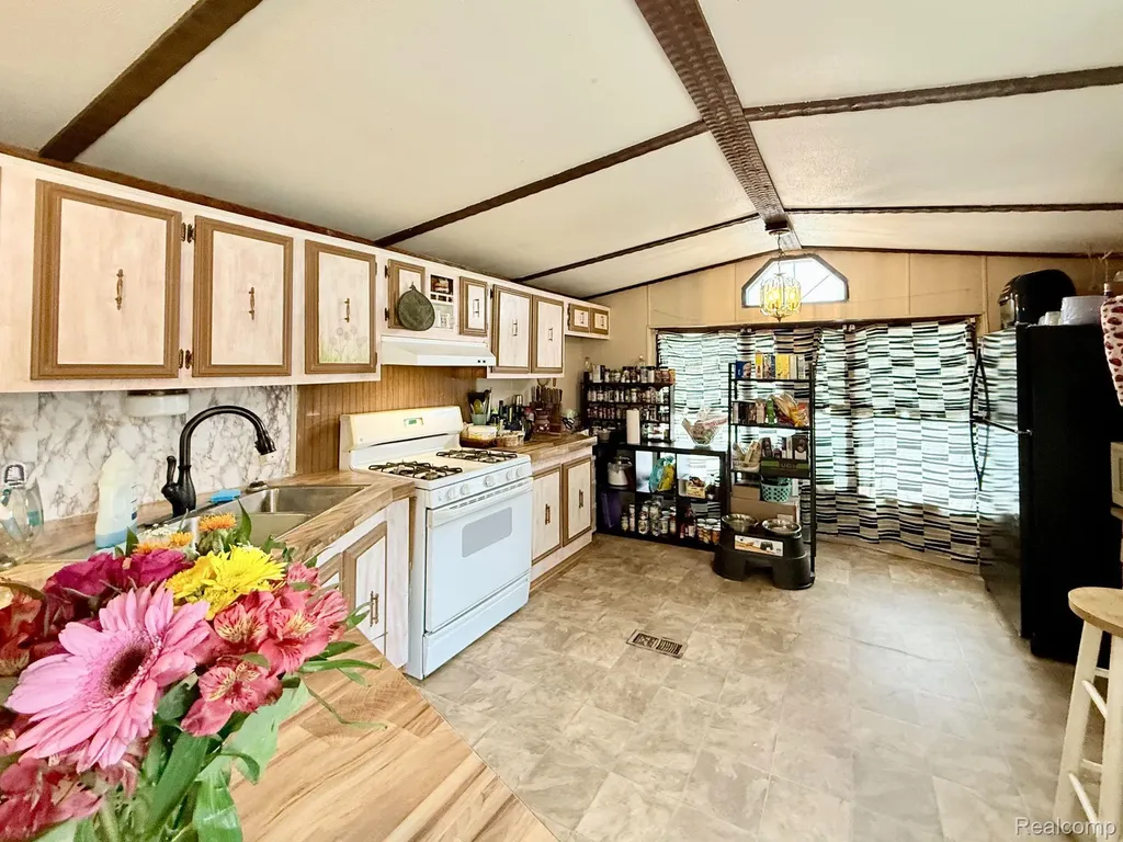 435 Rustic Lane S Sumpter Township MI 48111