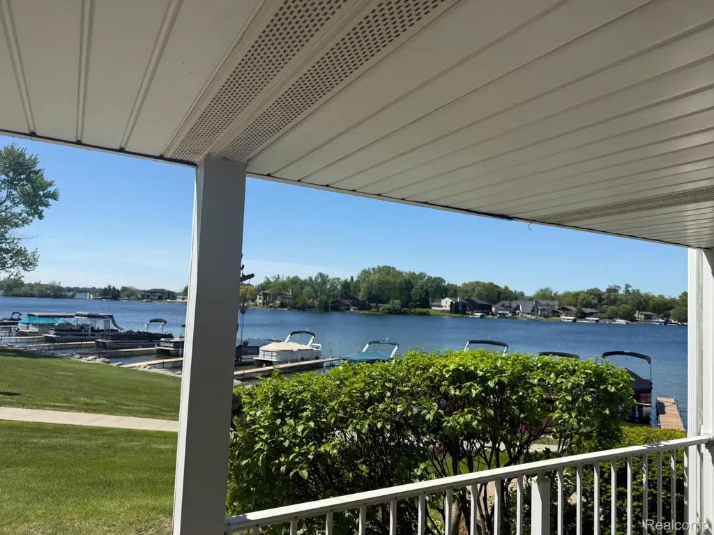 3553 Port Cove Drive Waterford Charter Township MI 48328