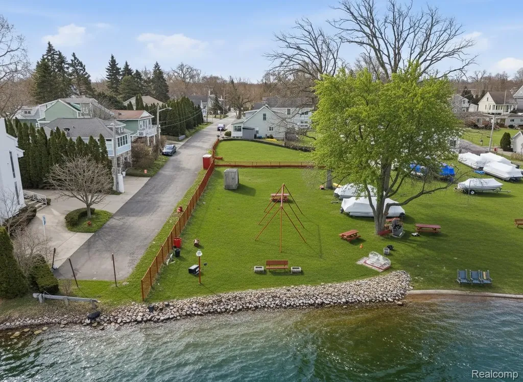1628 Beechmont Street Keego Harbor City MI 48320