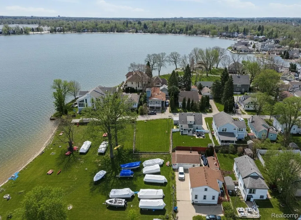 1628 Beechmont Street Keego Harbor City MI 48320