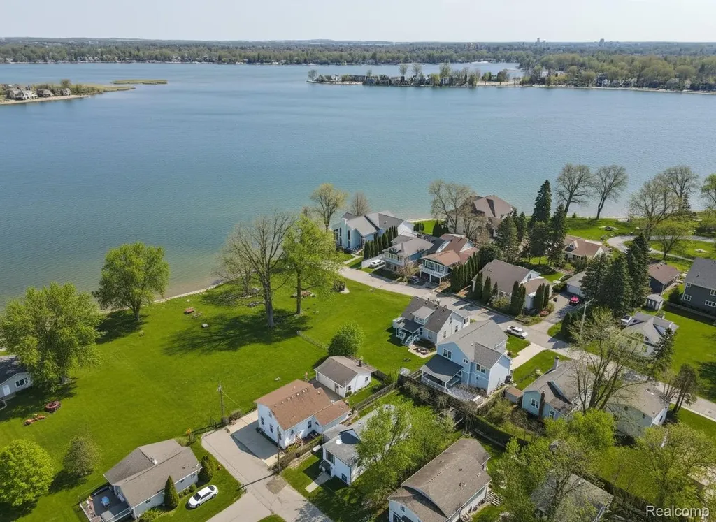 1628 Beechmont Street Keego Harbor City MI 48320