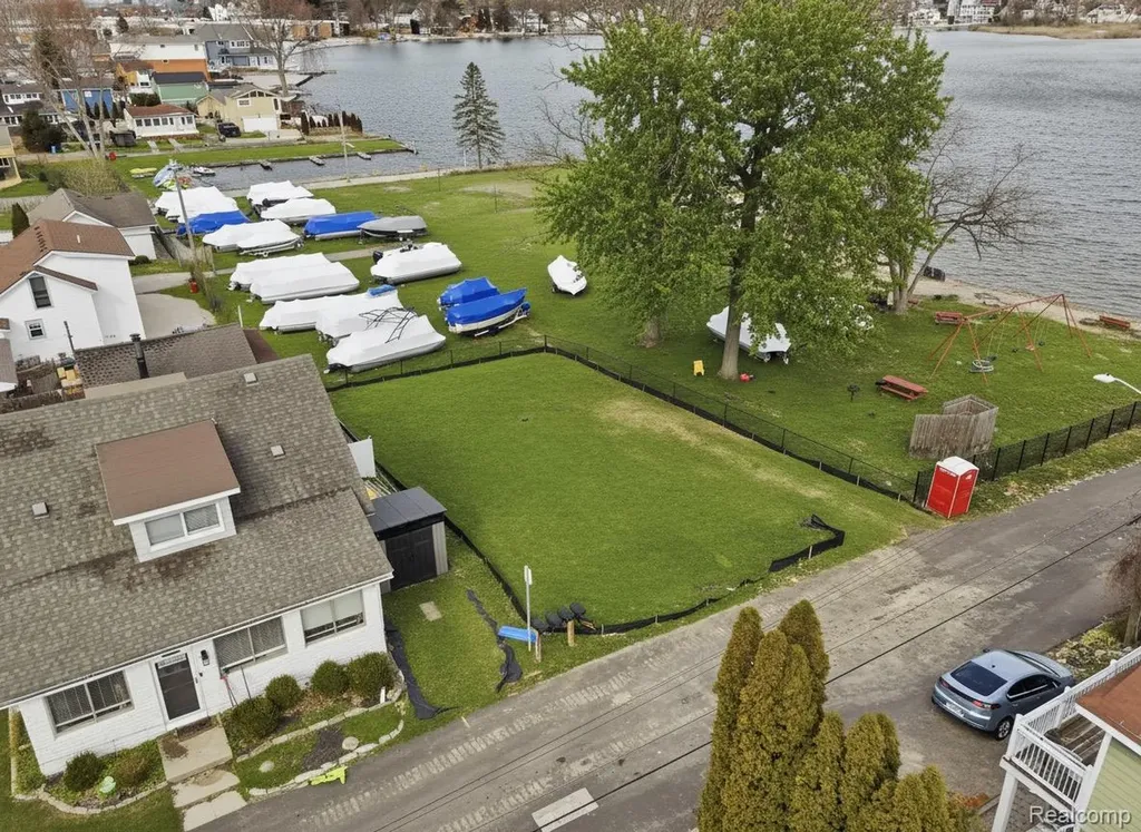 1628 Beechmont Street Keego Harbor City MI 48320