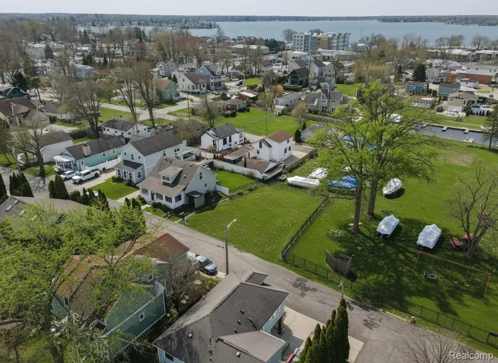 1628 Beechmont Street Keego Harbor City MI 48320