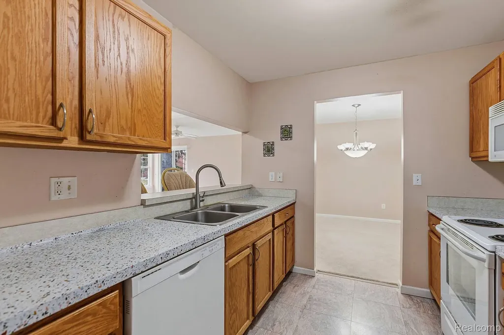 43427 Claremont Drive E Clinton Charter Township MI 48038