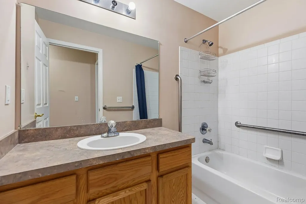 43427 Claremont Drive E Clinton Charter Township MI 48038