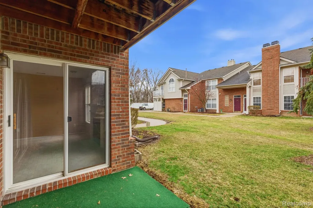 43427 Claremont Drive E Clinton Charter Township MI 48038
