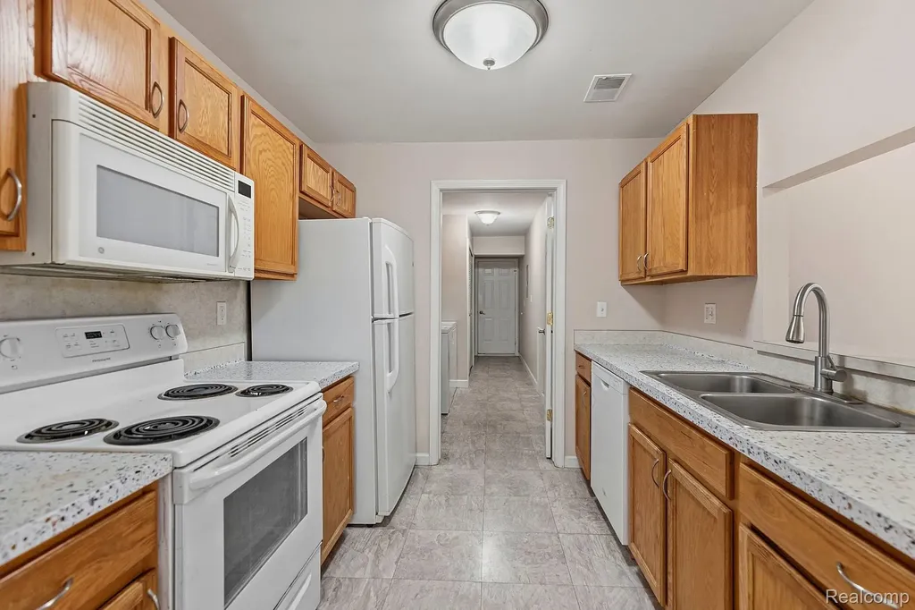 43427 Claremont Drive E Clinton Charter Township MI 48038