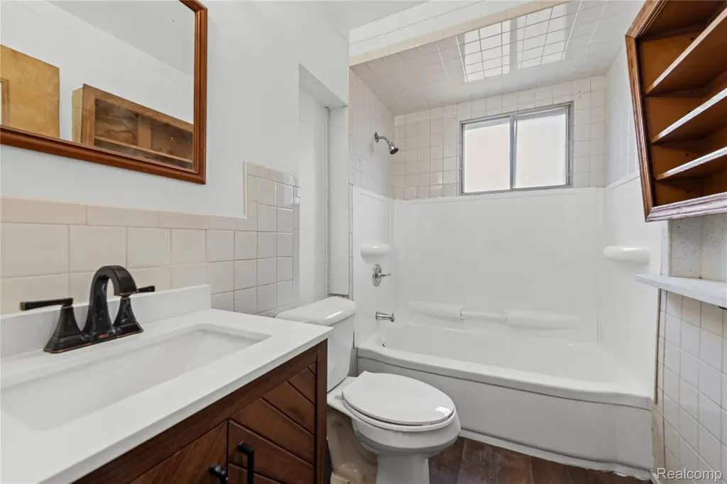 11033 Continental Avenue Warren City MI 48089