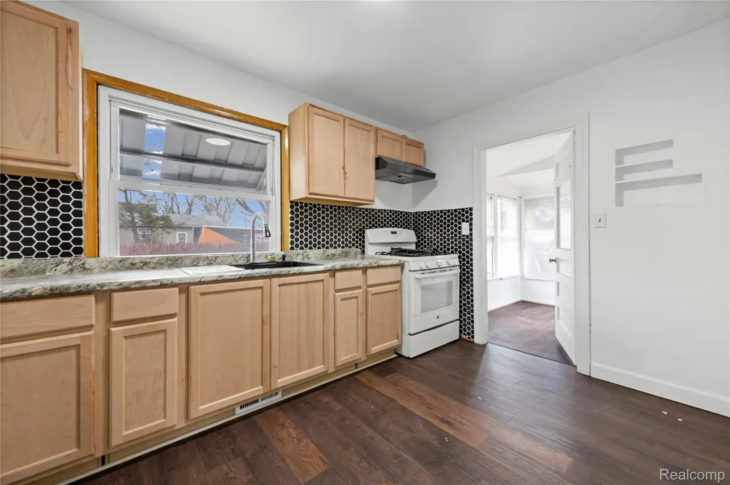 11033 Continental Avenue Warren City MI 48089