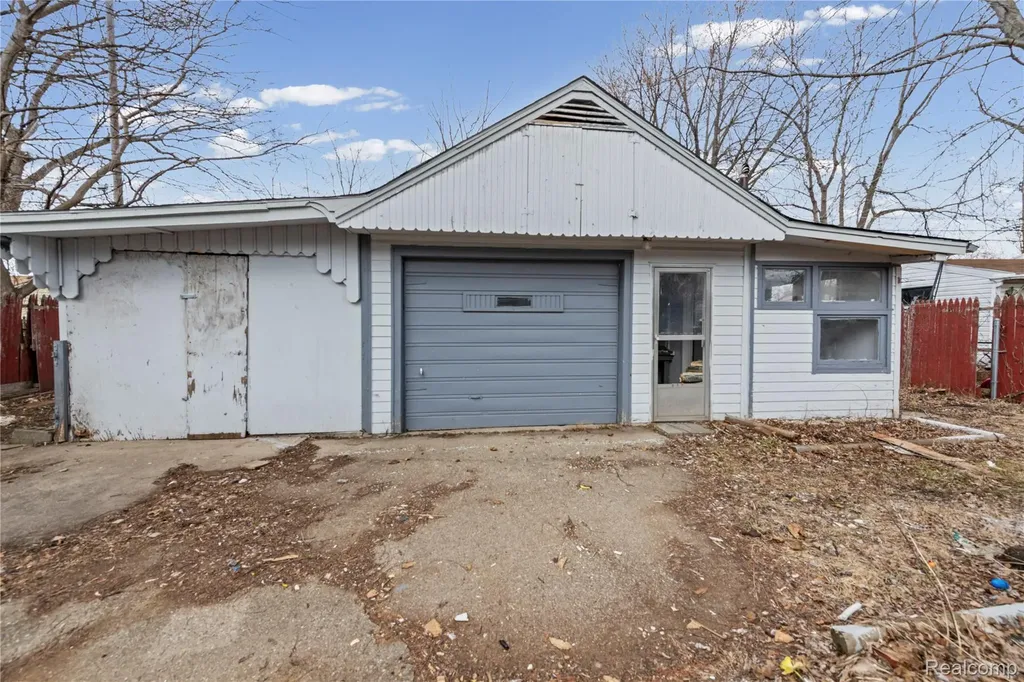 11033 Continental Avenue Warren City MI 48089