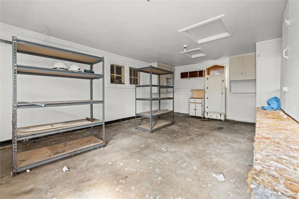 11033 Continental Avenue Warren City MI 48089