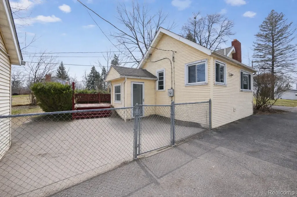 13343 N Fenton Road Fenton Charter Township MI 48430