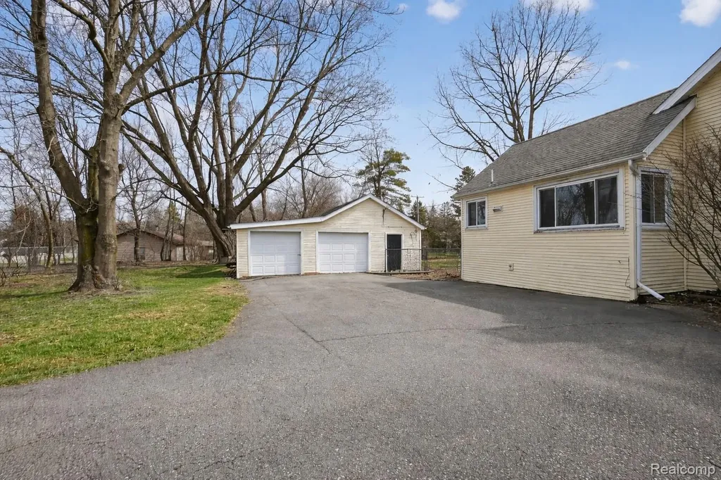 13343 N Fenton Road Fenton Charter Township MI 48430