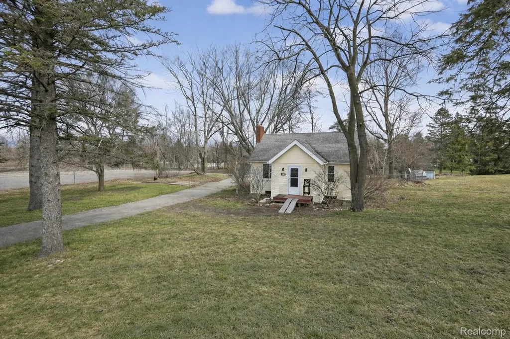 13343 N Fenton Road Fenton Charter Township MI 48430