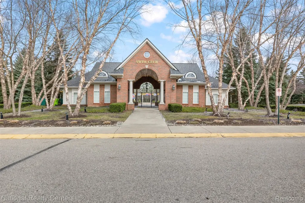7201 Farmingdale Lane Commerce Charter Township MI 48390
