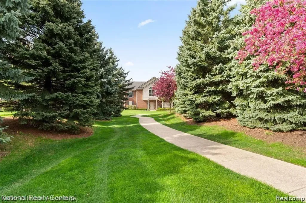 7201 Farmingdale Lane Commerce Charter Township MI 48390