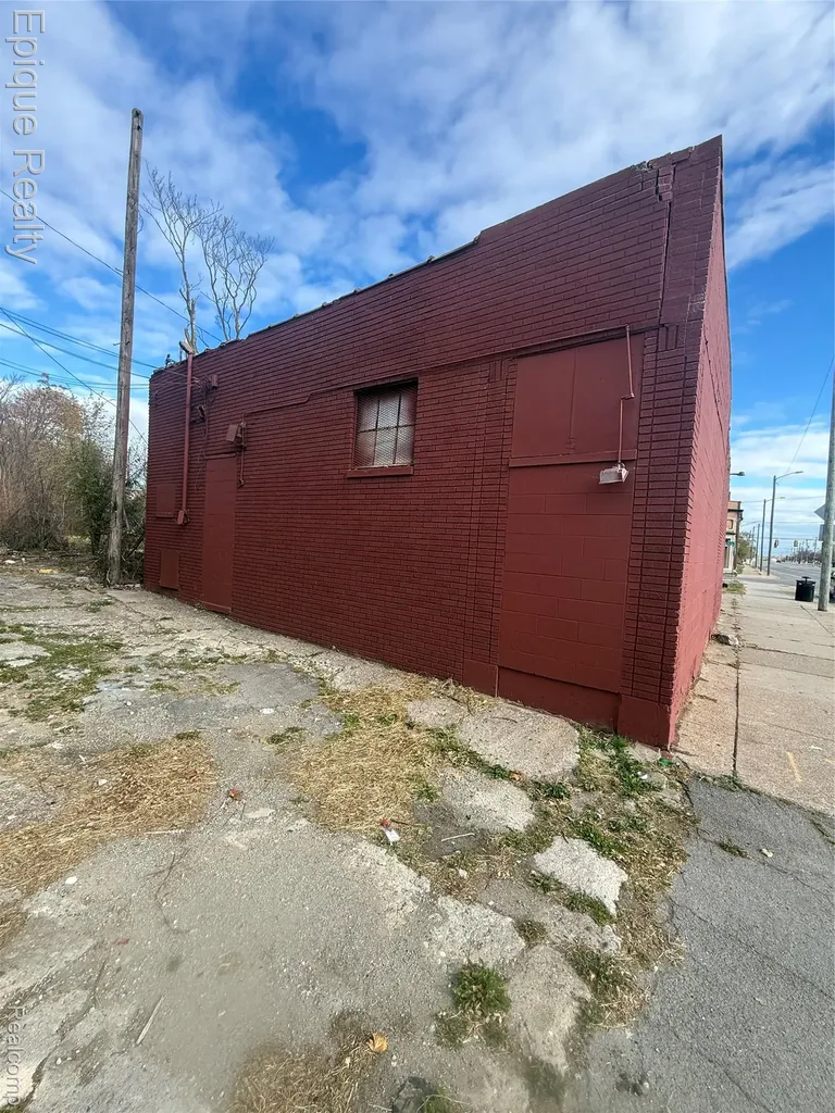 10527 E Warren Avenue Detroit City MI 48214
