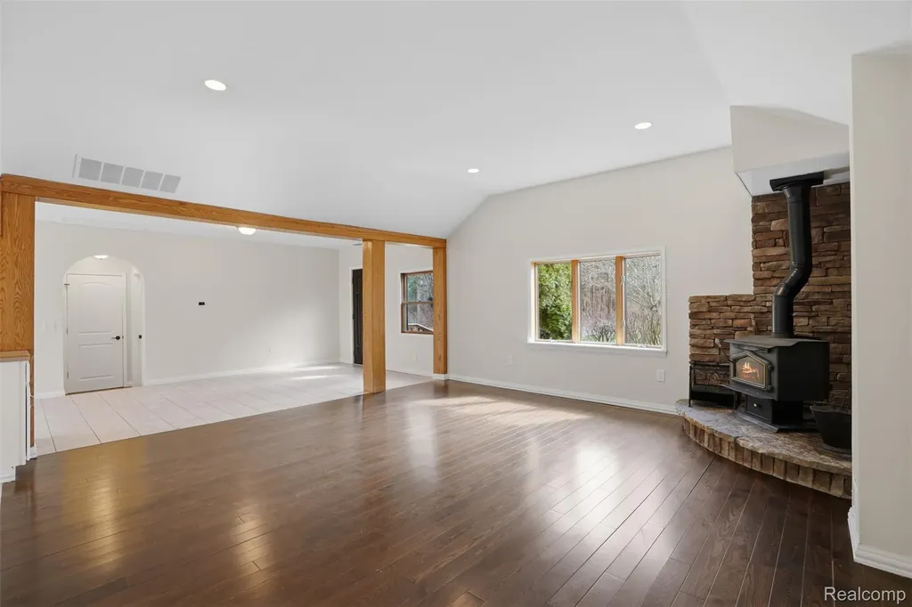 12913 9 Mile Road Green Oak Township MI 48178