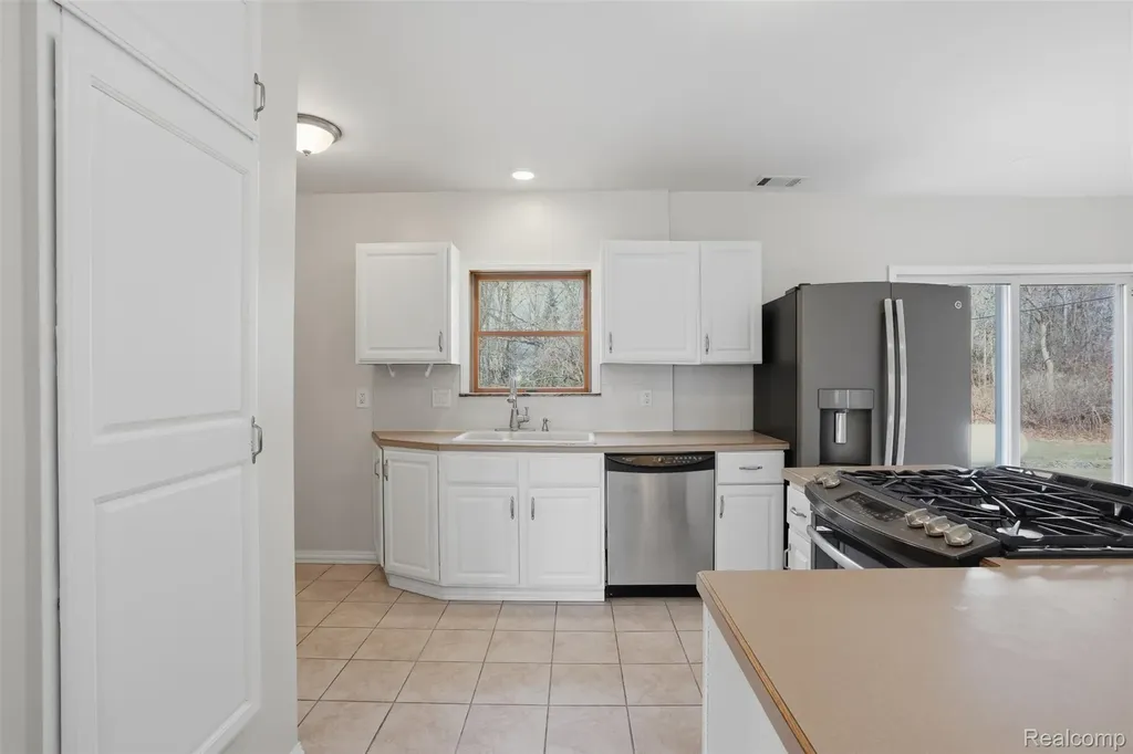 12913 9 Mile Road Green Oak Township MI 48178