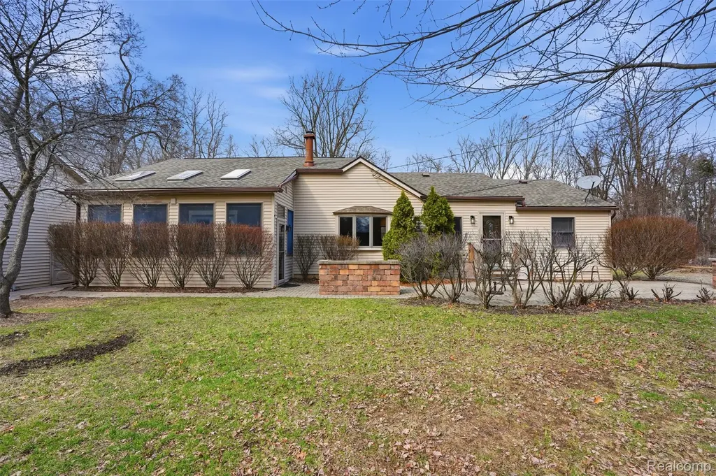 12913 9 Mile Road Green Oak Township MI 48178