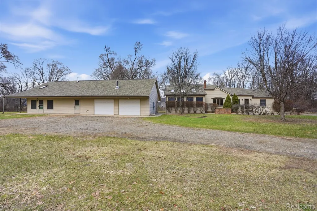 12913 9 Mile Road Green Oak Township MI 48178