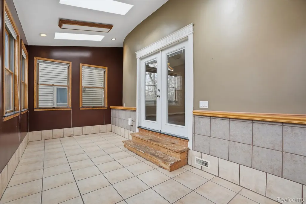12913 9 Mile Road Green Oak Township MI 48178
