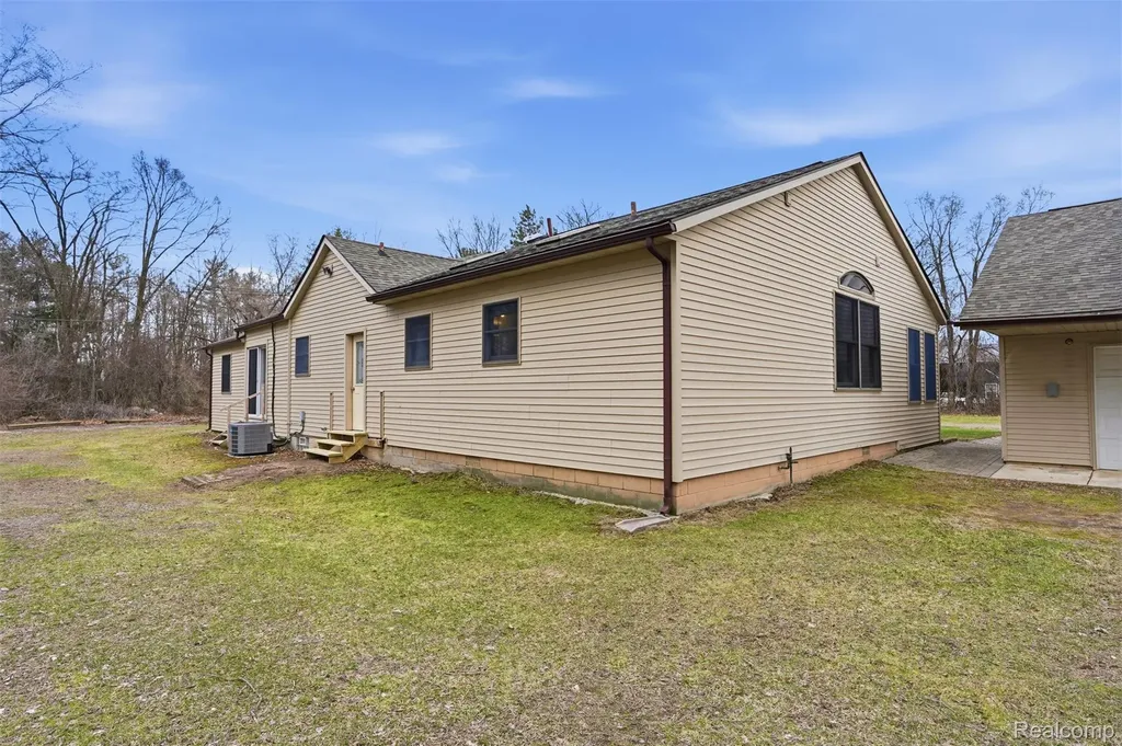 12913 9 Mile Road Green Oak Township MI 48178
