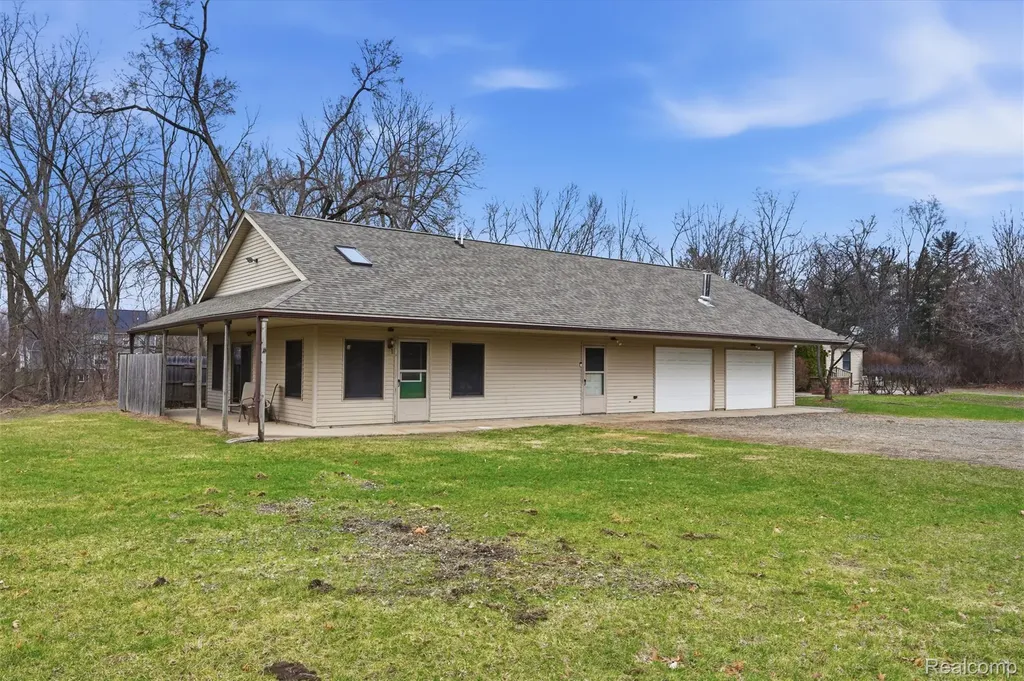 12913 9 Mile Road Green Oak Township MI 48178
