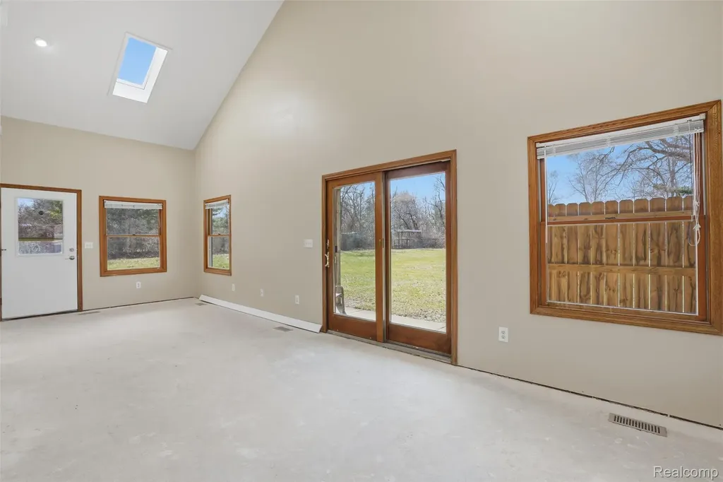 12913 9 Mile Road Green Oak Township MI 48178
