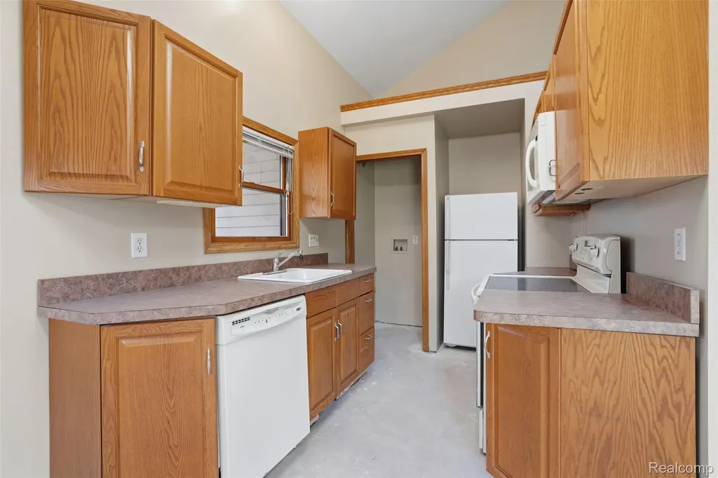 12913 9 Mile Road Green Oak Township MI 48178