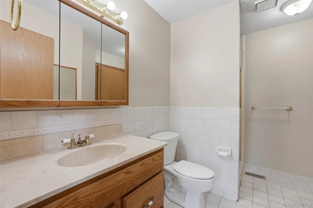12913 9 Mile Road Green Oak Township MI 48178