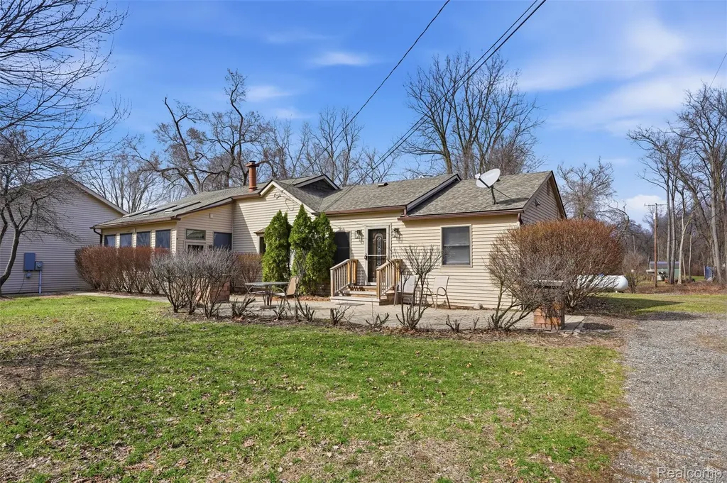 12913 9 Mile Road Green Oak Township MI 48178