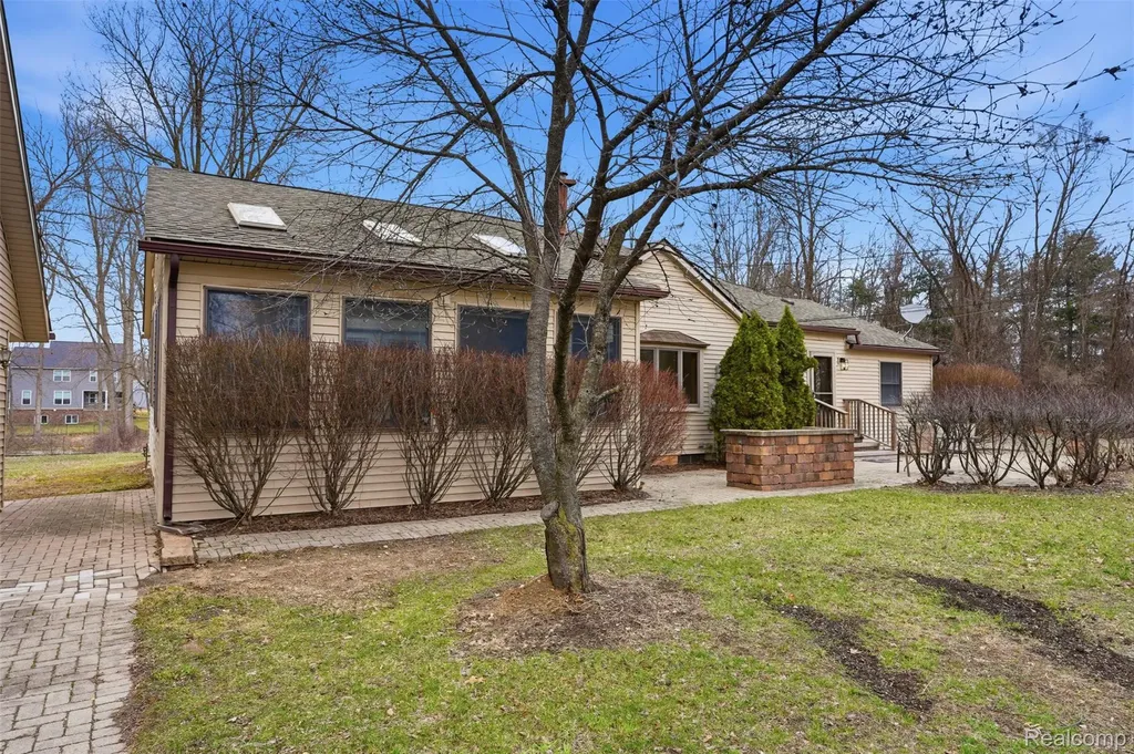 12913 9 Mile Road Green Oak Township MI 48178