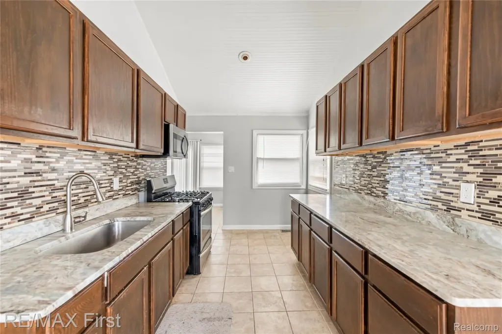 22000 Cunningham Avenue Warren City MI 48091