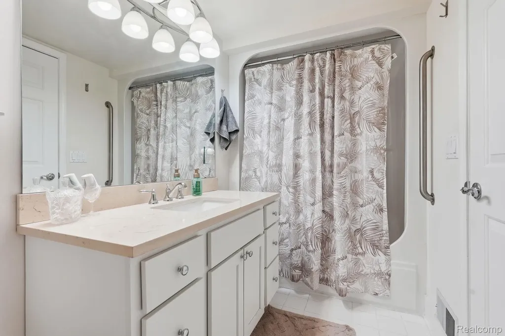 37810 Jefferson Avenue Harrison Charter Township MI 48045