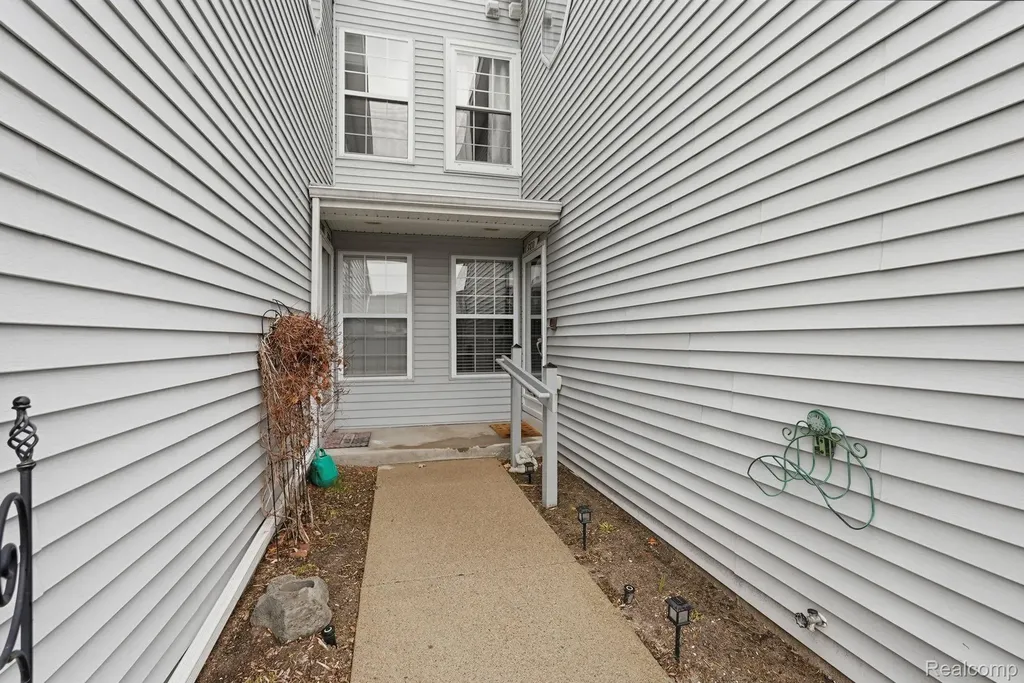 37810 Jefferson Avenue Harrison Charter Township MI 48045