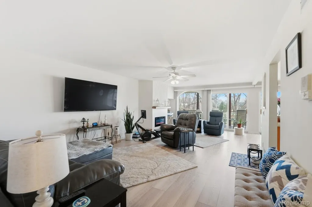 37810 Jefferson Avenue Harrison Charter Township MI 48045