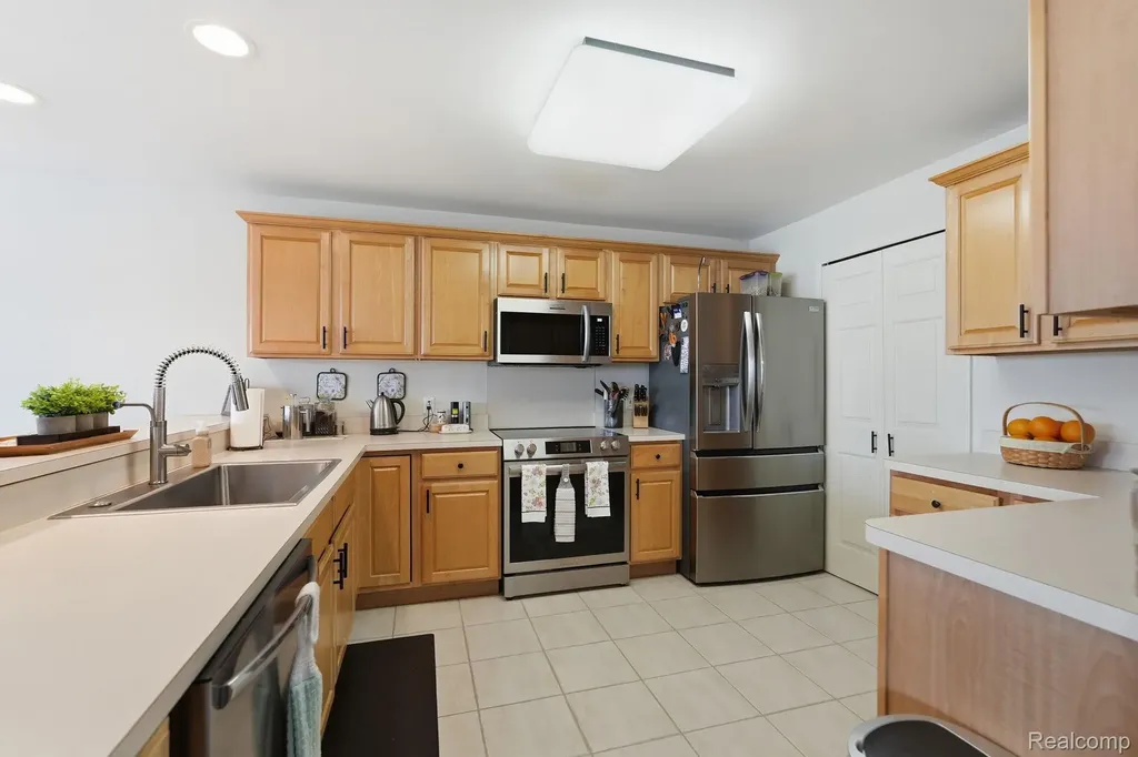37810 Jefferson Avenue Harrison Charter Township MI 48045