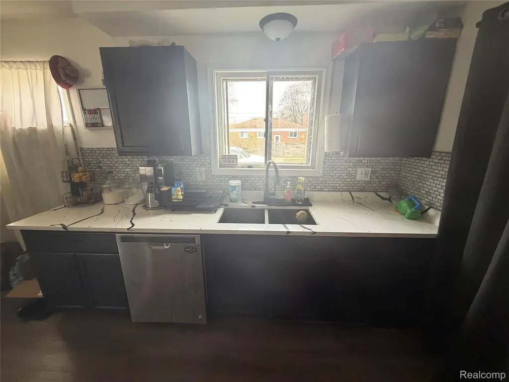 32011 Grandview Avenue Westland City MI 48186