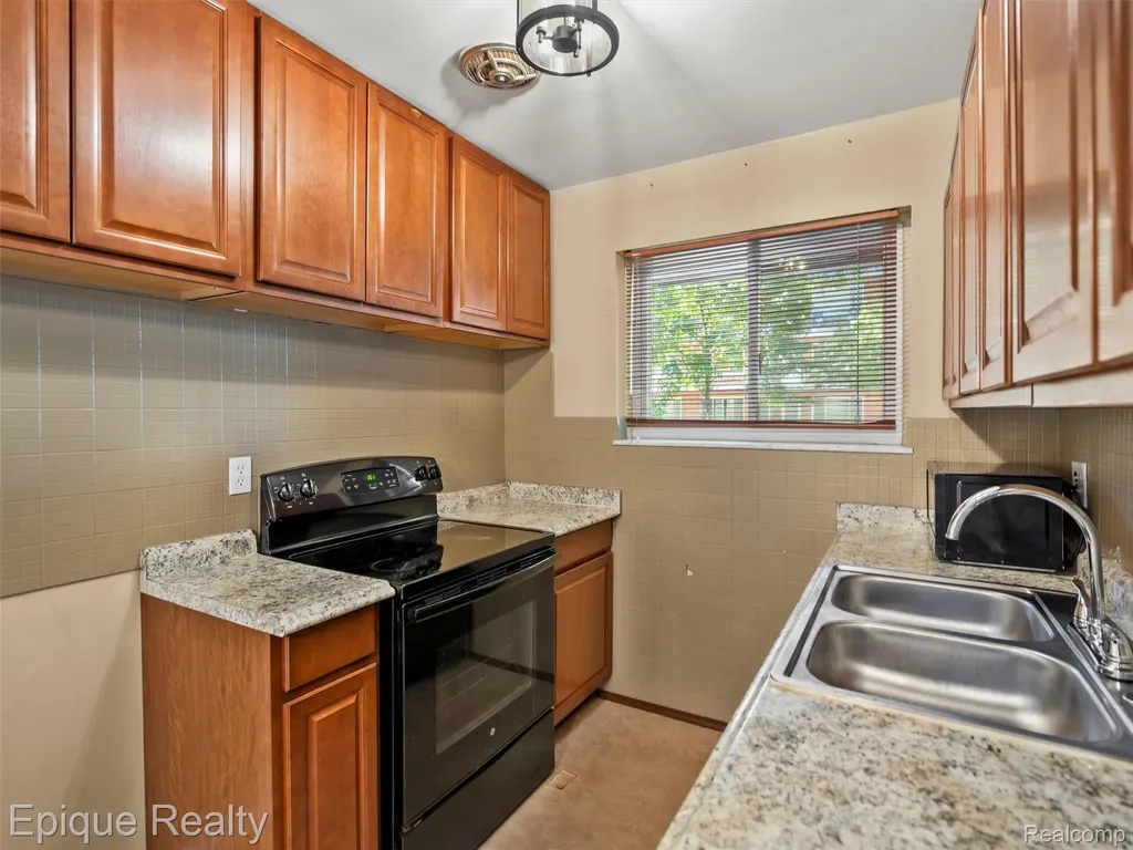 2915 W 13 Mile Road Royal Oak City MI 48073