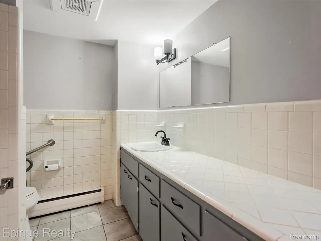 2915 W 13 Mile Road Royal Oak City MI 48073