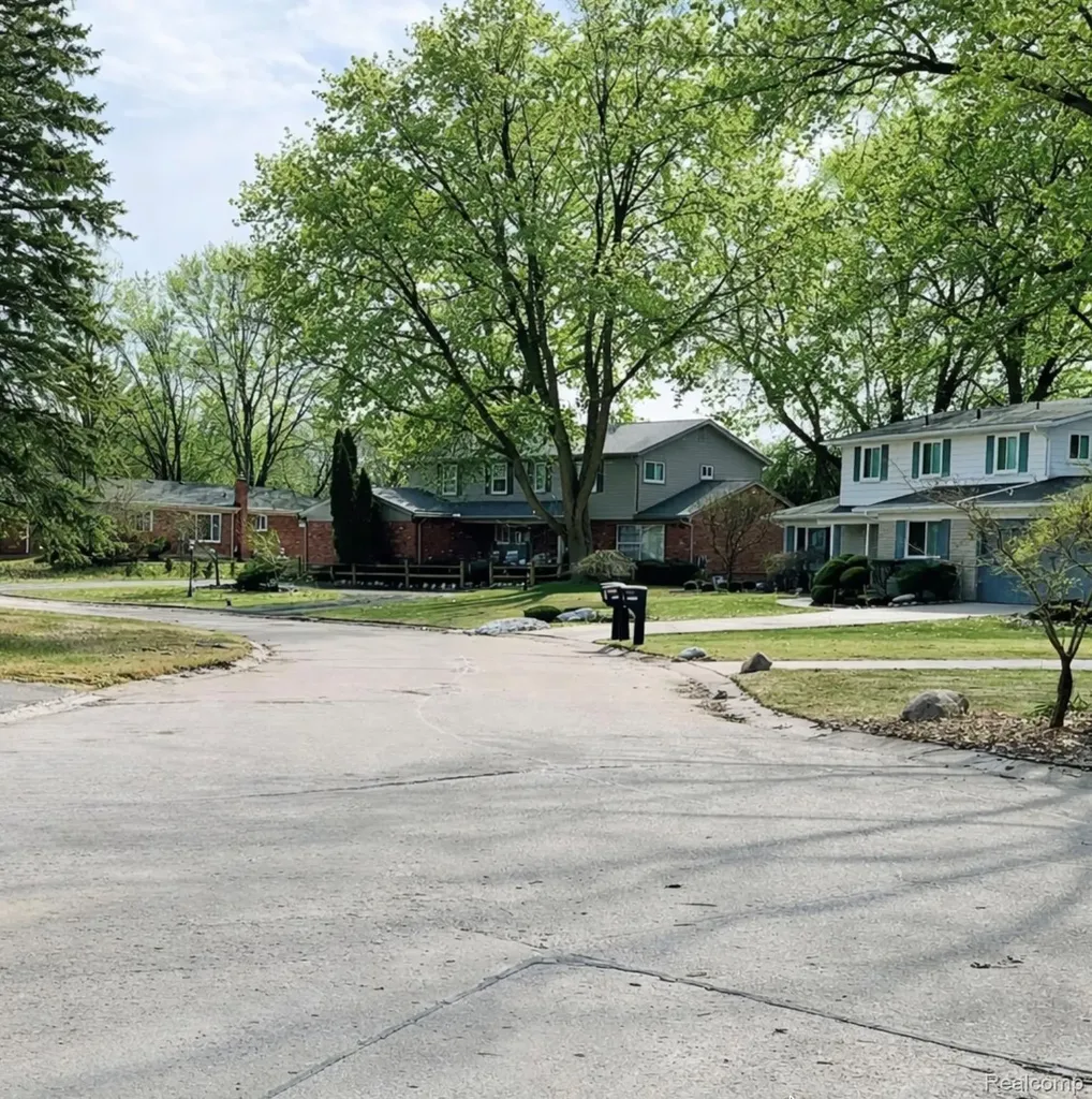 28746 Ramblewood Drive Farmington Hills City MI 48334