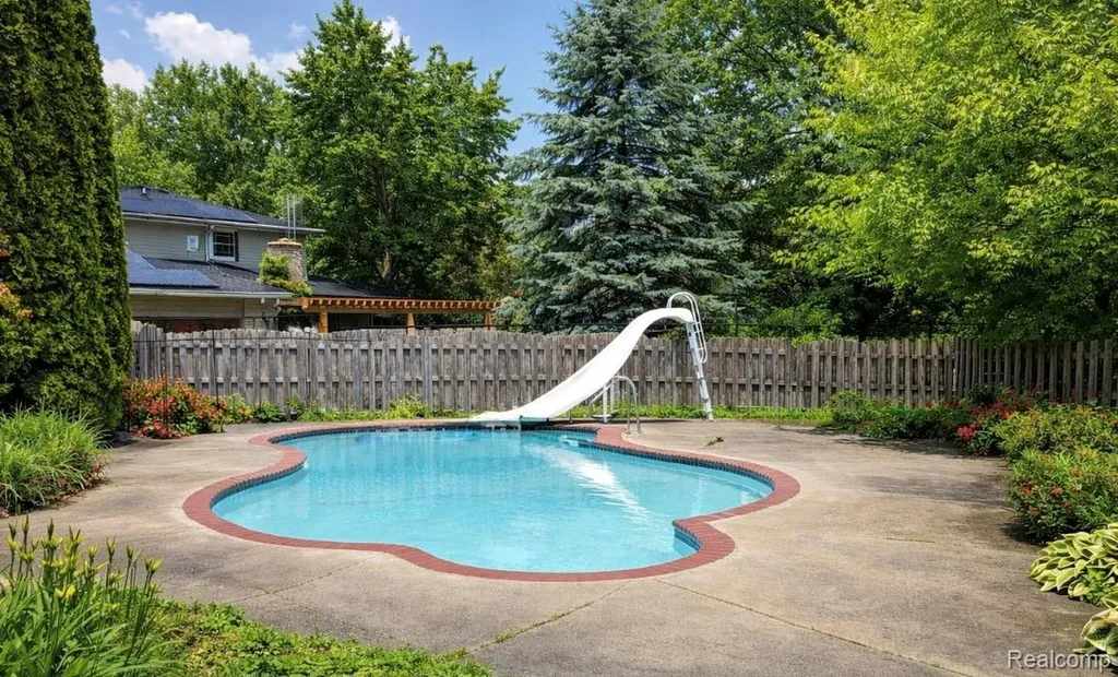 28746 Ramblewood Drive Farmington Hills City MI 48334