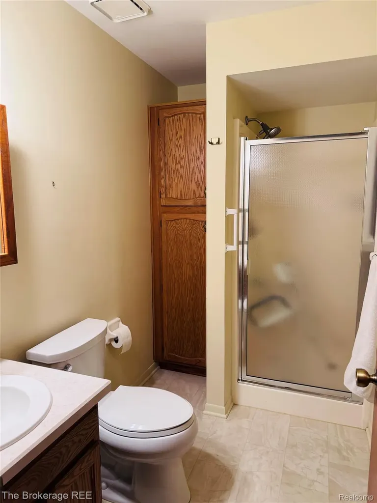 588 Oakbrook Circle Flushing City MI 48433